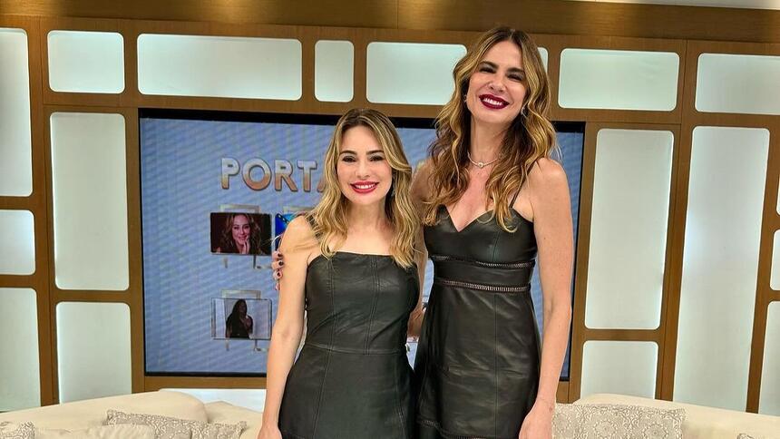 Rachel Sheherazade abraça Luciana Gimenez no cenário do Superpop da RedeTV!