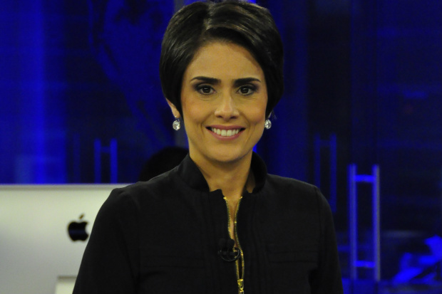 Rita Lisauskas sorrindo na bancada do RedeTV! News