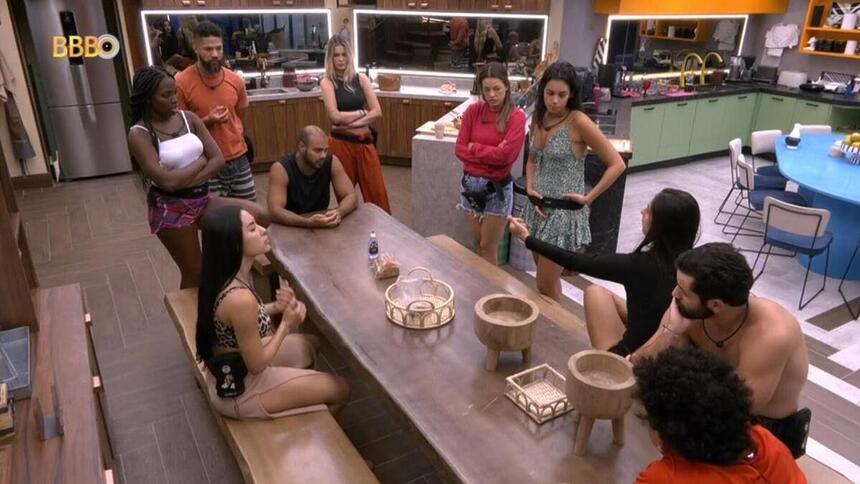 Brothers da Xepa em uma reunião na cozinha do BBB 24