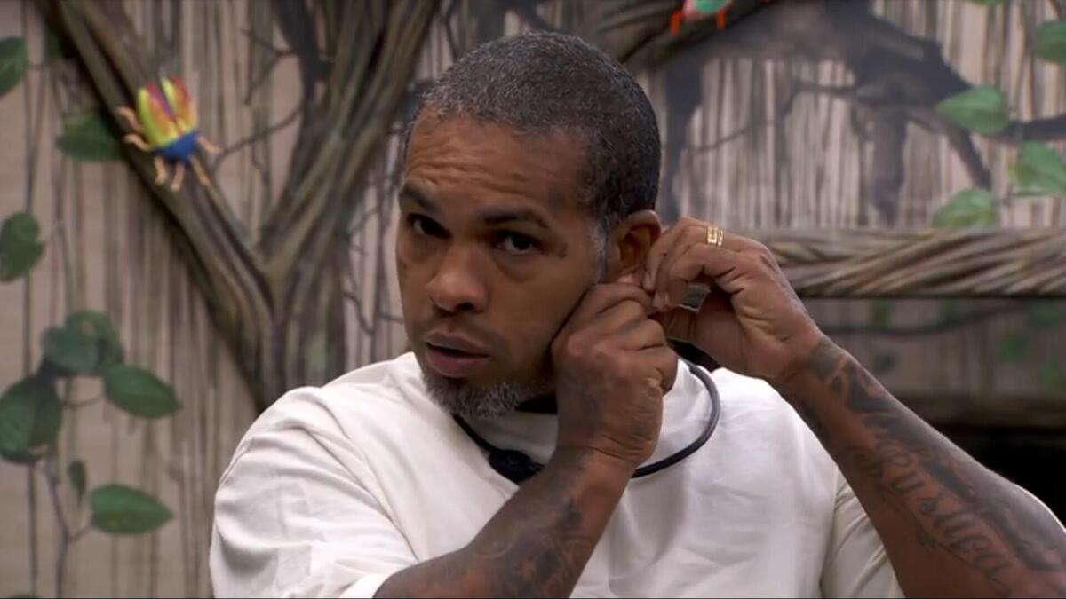 Rodriguinho colocando um brinco na orelha no quarto Gnomo do BBB 24