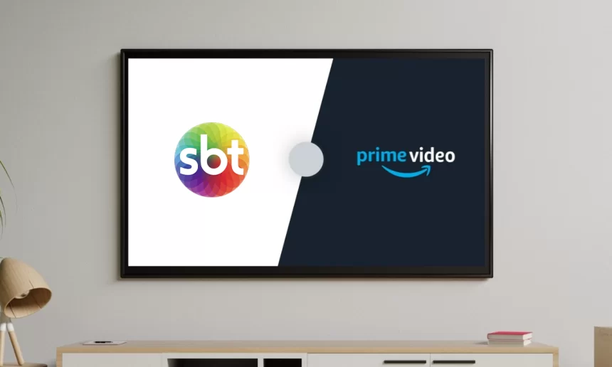 Logo do SBT e Prime Video na tela da TV