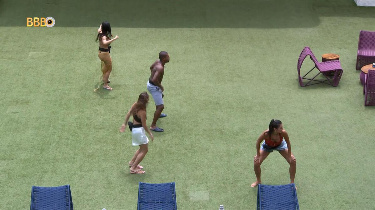 Alane, Beatriz, Davi e Isabelle dançando na área externa do BBB 24