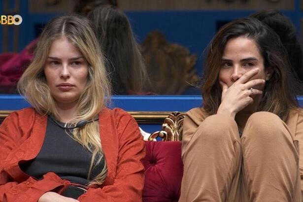 Wanessa Camargo e Yasmin Brunet sentadas no sofá da sala, durante a fila do Raio-X no BBB 24
