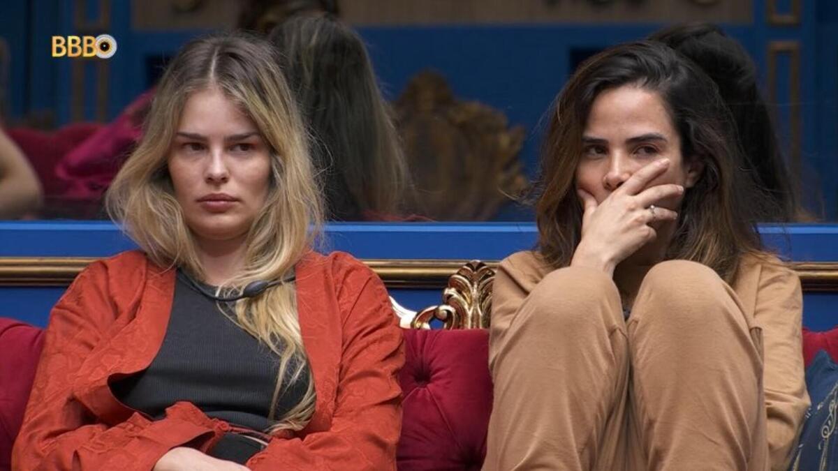 Wanessa Camargo e Yasmin Brunet sentadas no sofá da sala, durante a fila do Raio-X no BBB 24