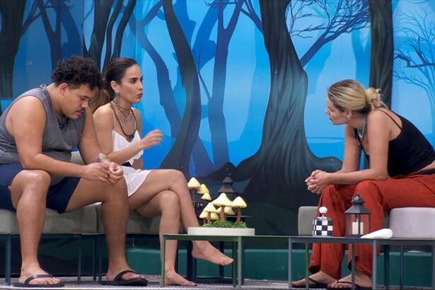 Wanessa, Lucas e Yasmin em uma conversa na área externa do bbb 24