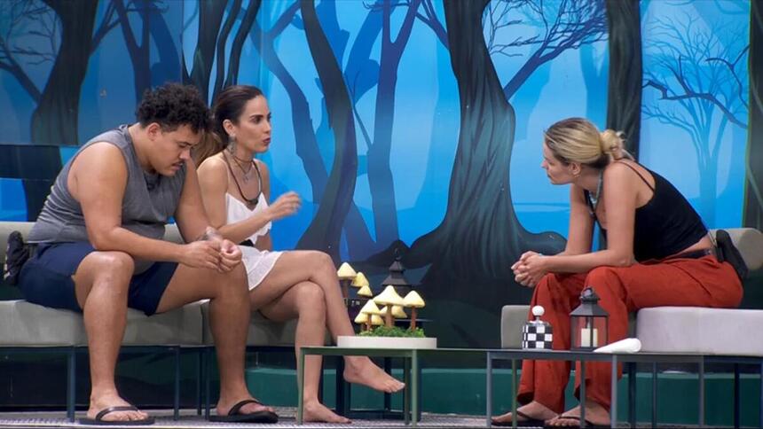 Wanessa, Lucas e Yasmin em uma conversa na área externa do bbb 24