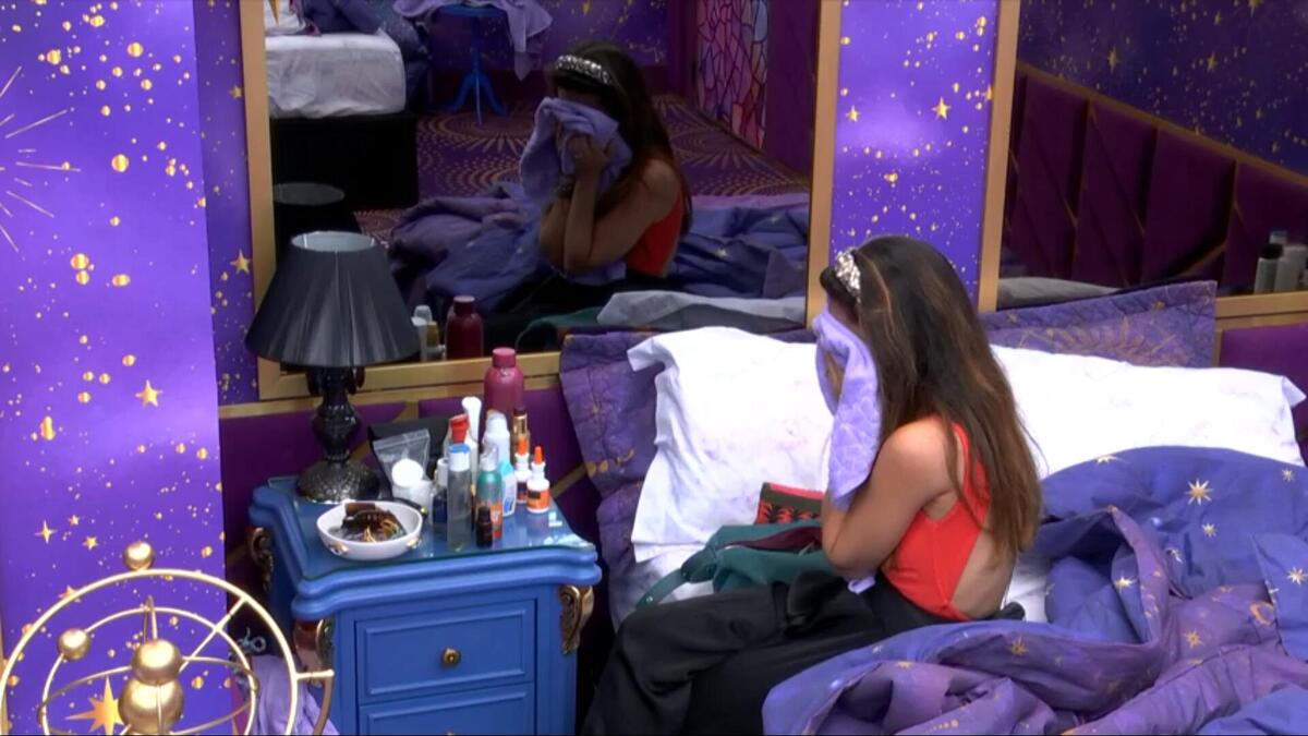 Wanessa com uma toalha no rosto e chorando sozinha no Quarto Magia do BBB 24
