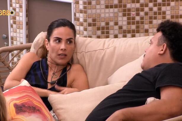 Wanessa e Lucas em conversa na área externa do BBB 24