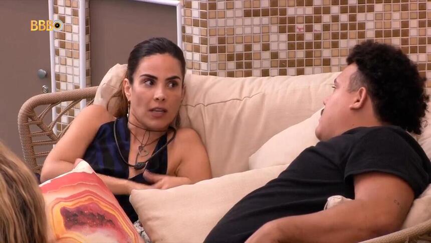 Wanessa e Lucas em conversa na área externa do BBB 24