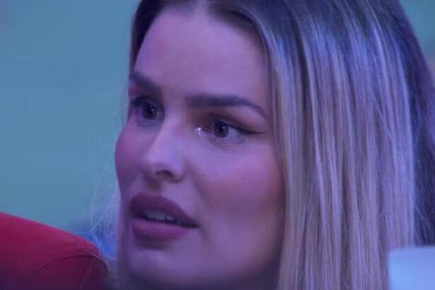 Yasmin Brunet durante conversa na festa do BBB 24