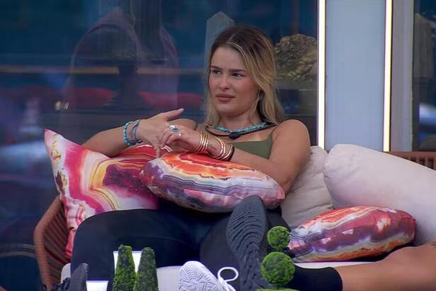 Yasmin Brunet em conversa na área externa do BBB 24