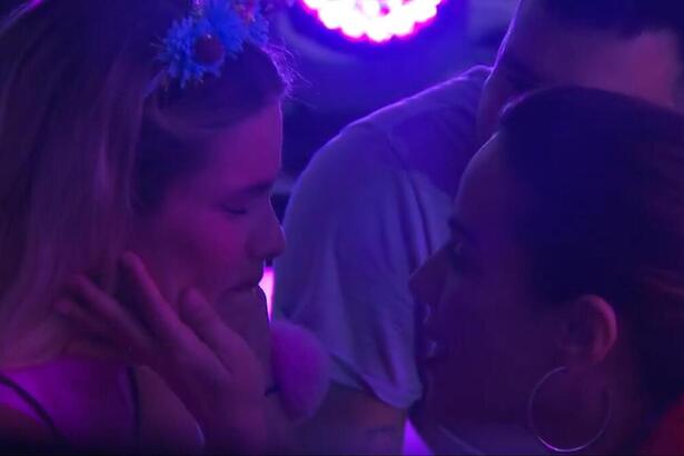 Yasmin chorando e sendo consolada por Wanessa e Lucas no BBB 24
