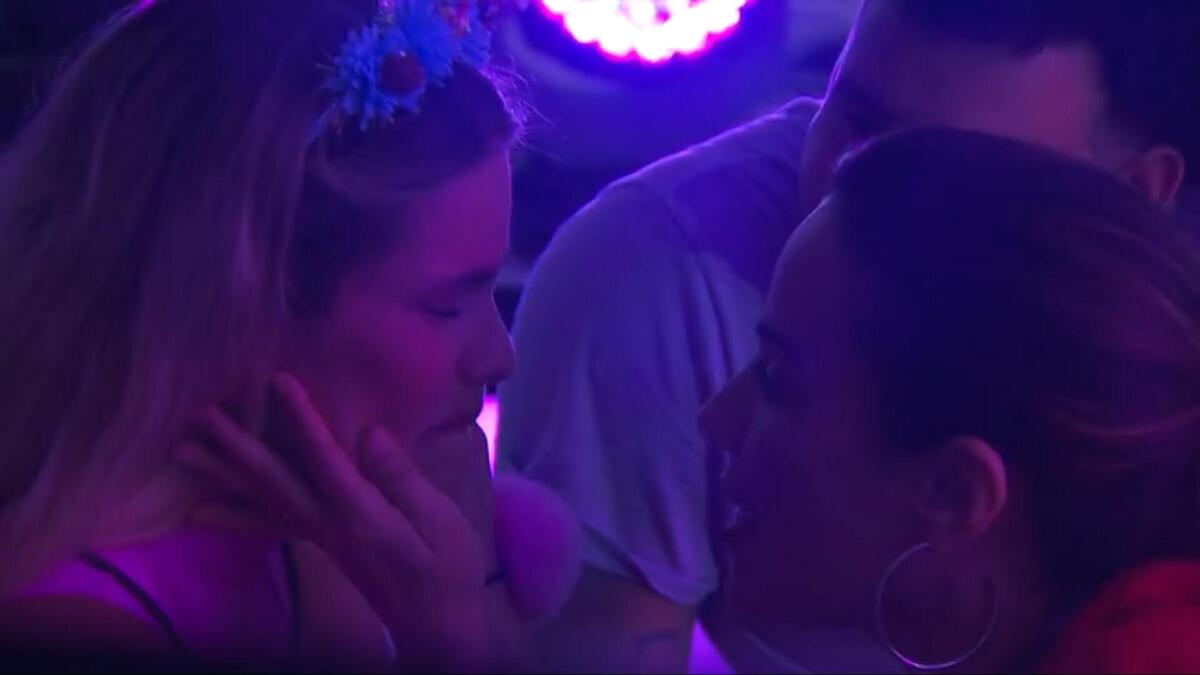 Yasmin chorando e sendo consolada por Wanessa e Lucas no BBB 24