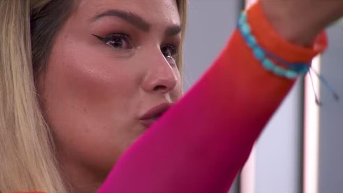 Yasmin chorando em conversa no BBB 24