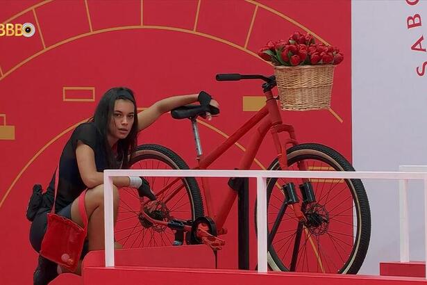 Alane tenta pedalar usando as mãos