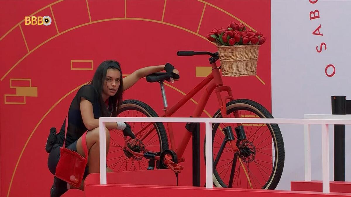 Alane tenta pedalar usando as mãos