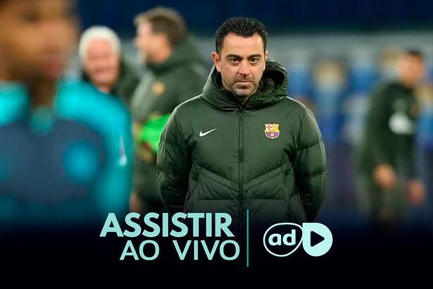 Técnico Xavi na arte onde assistir ao jogo Napoli x Barcelona, pela Liga dos Campeões