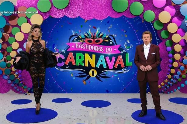 Flávia Noronha e Nelson Rubens no cenário do Bastidores do Carnaval 2024 na RedeTV!