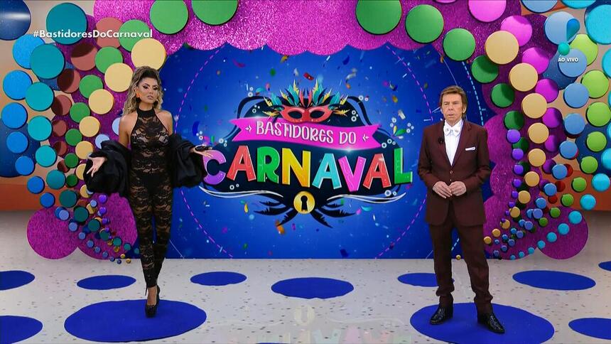 Flávia Noronha e Nelson Rubens no cenário do Bastidores do Carnaval 2024 na RedeTV!