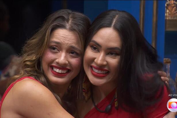 Beatriz abraça Isabelle na sala do BBB 24