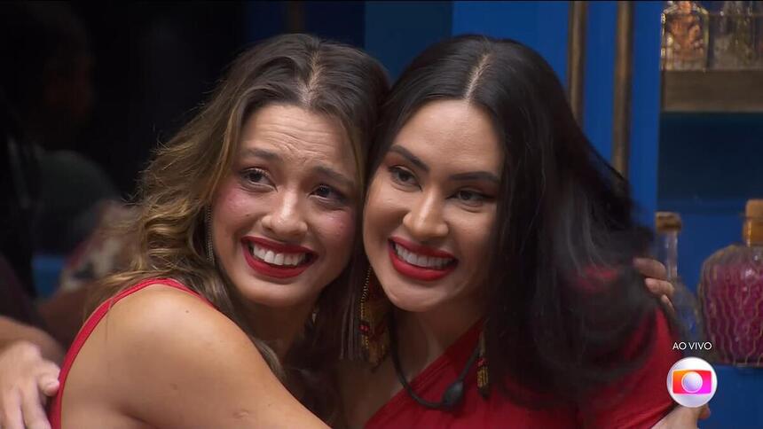Beatriz abraça Isabelle na sala do BBB 24