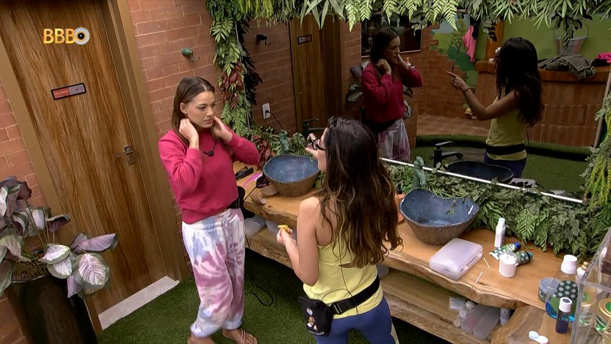 Beatriz olha para Wanessa Camargo no banheiro do BBB 24