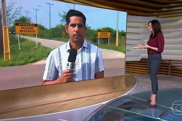 Repórter Ayrton Freire no telão do Bom Dia Brasil conversando com Ana Paula Araújo