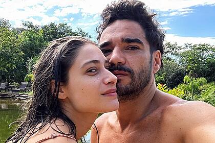 Caio Blat beija rosto de Luisa Arraes