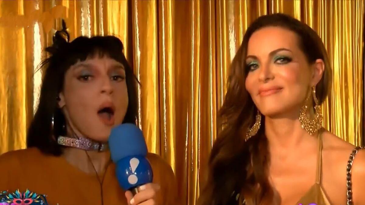Fernanda Siqueroli de boca aberta falando com Carla Prata