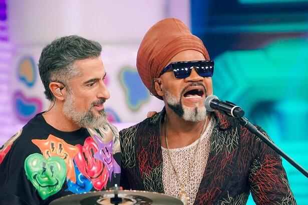 Marcos Mion abraça Carlinhos Brown no centro do palco do Caldeirão com Mion