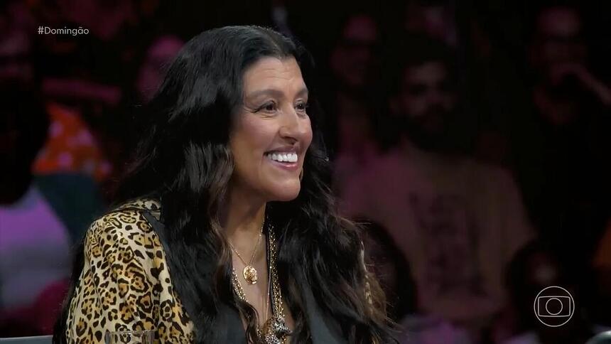 Regina Casé no centro do palco do Domingão durante homenagem no Linha do Tempo