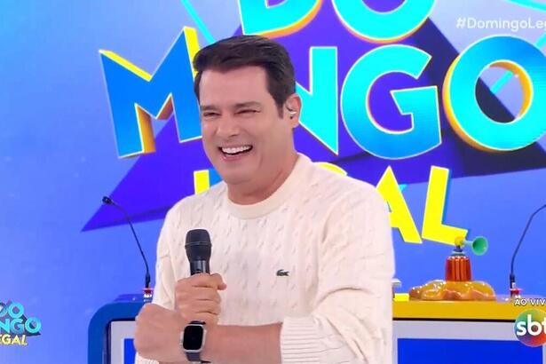 Celso Portiolli sorrindo enquanto apresenta o Domingo Legal