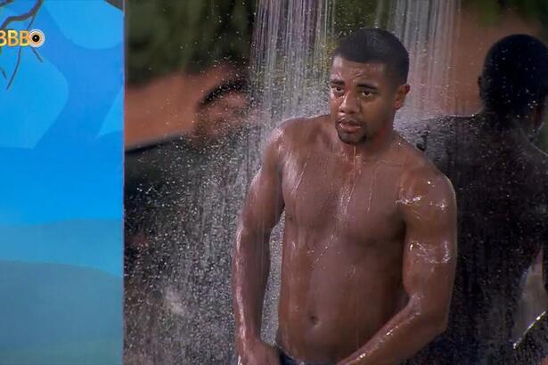 Davi tomando banho na área externa do BBB 24 após o Sincerão