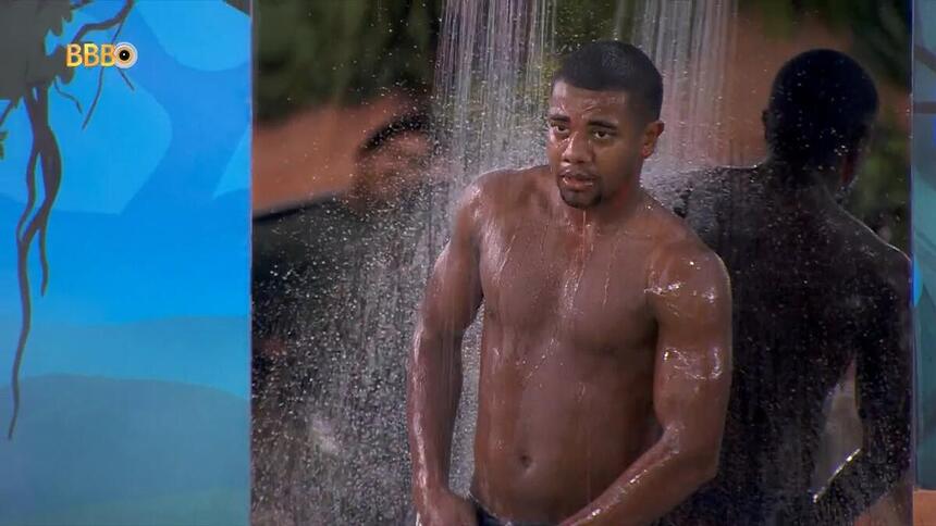 Davi tomando banho na área externa do BBB 24 após o Sincerão