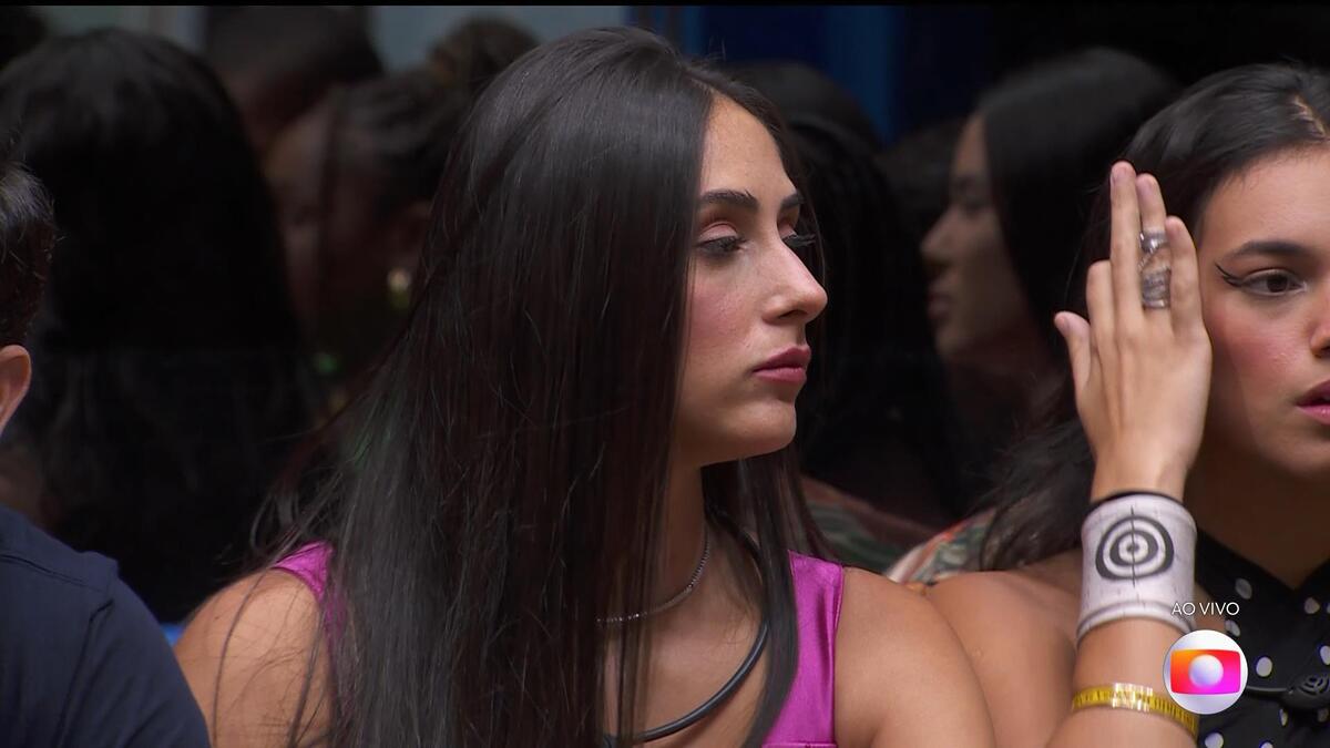 Deniziane olha para a líder Raquele na formação do 9º Paredão do BBB 24