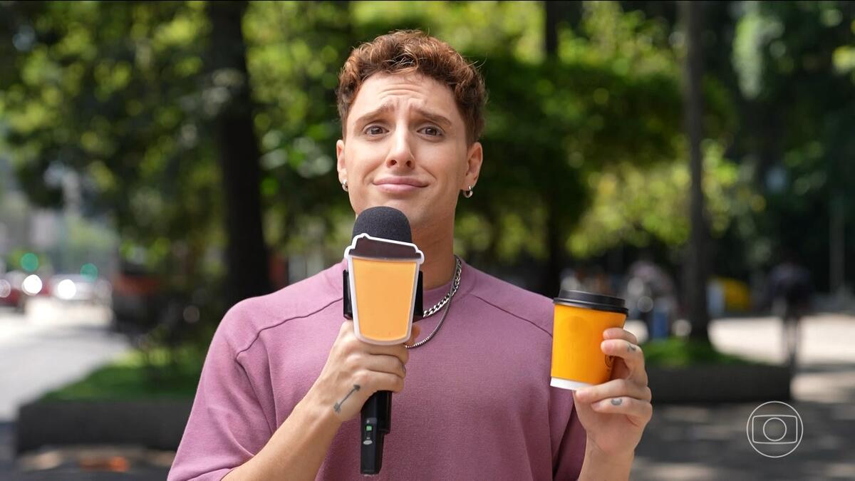 Diego Martins segura microfone do Encontro e um opo de café