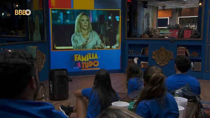 Cena da novela Família é Tudo no telão do BBb 24