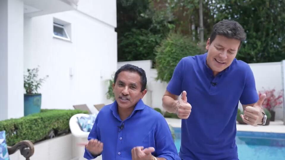 Faro e Manoel Gomes cantam perto da piscina pra gravação de Hora do Faro