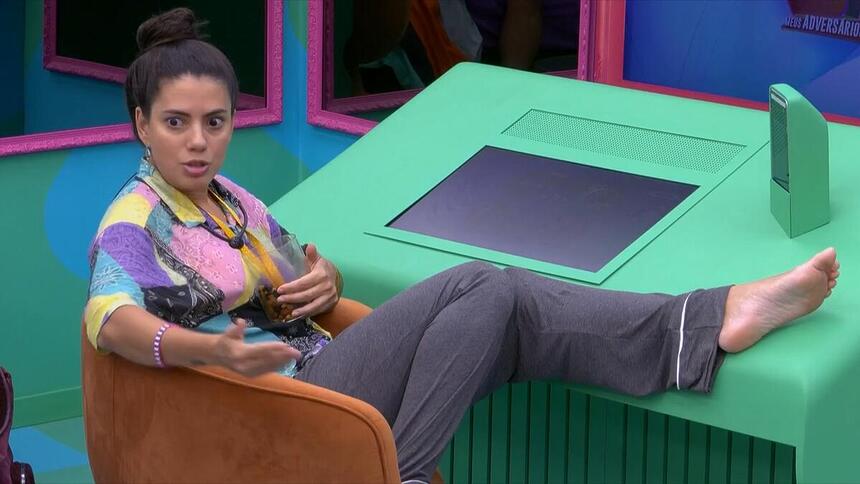 Fernanda com os pés em cima da mesa do líder do BBB 24