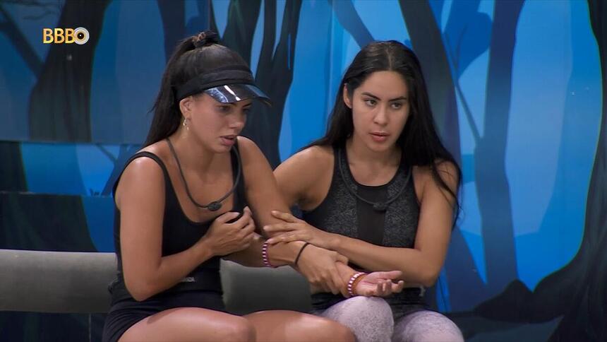 Fernanda coloca a mão no peito e é socorrida por Isabelle no BBB 24