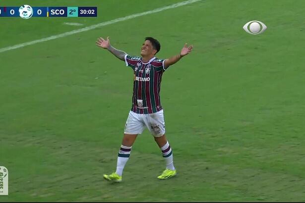 Cano abre os braços após gol do Fluminense na transmissão do Cariocão pela Band