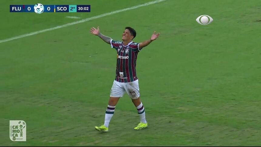 Cano abre os braços após gol do Fluminense na transmissão do Cariocão pela Band