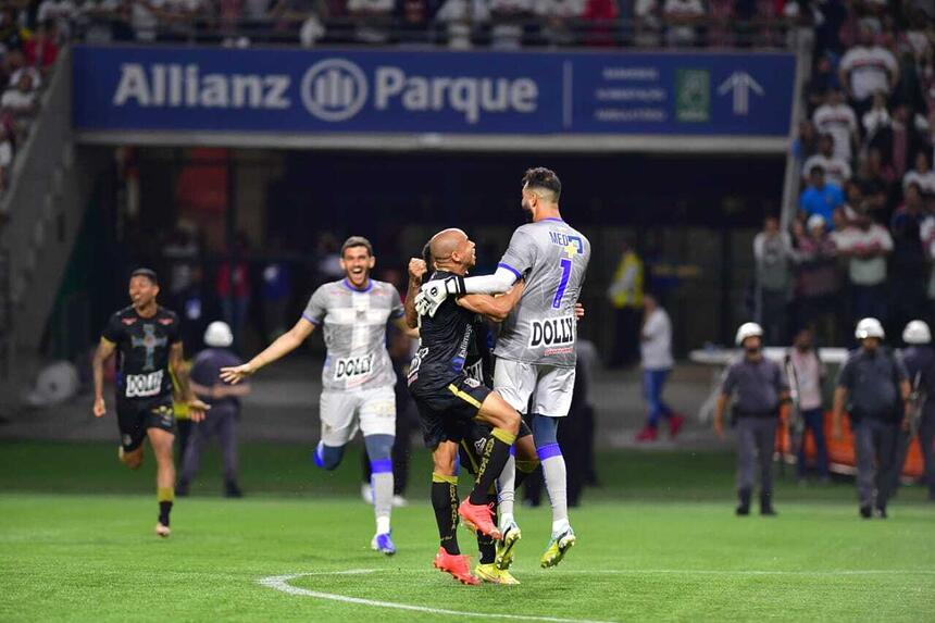 Jogadores do São Paulo e Água Santa