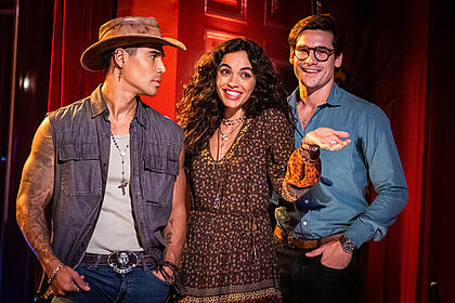 Luna (Giovana Cordeiro), Jefinho (Micael Borges) e Miguel (Nicolas Prattes)