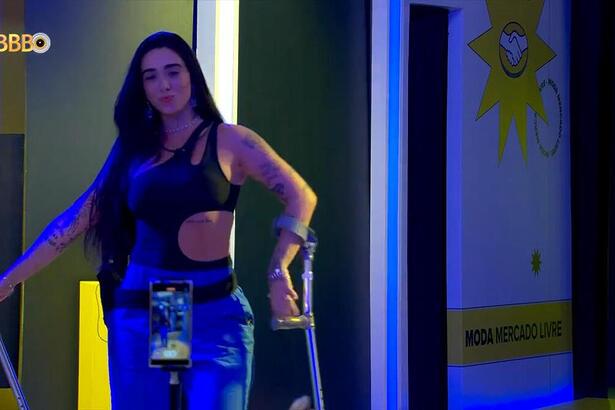 Giovanna desfila com moletas no BBB 24