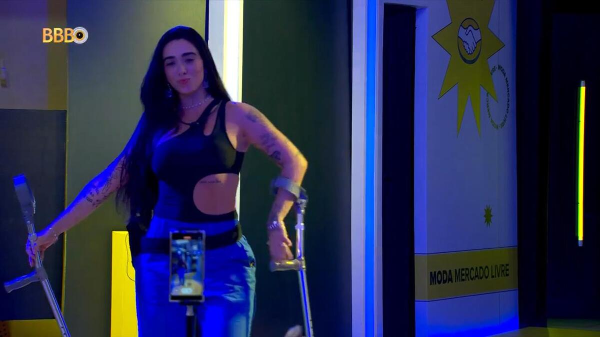 Giovanna desfila com moletas no BBB 24