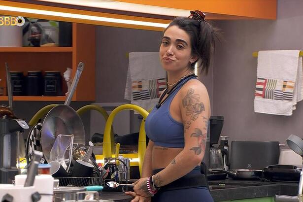 Giovanna faz caras e bocas na frente da pia do BBB 24
