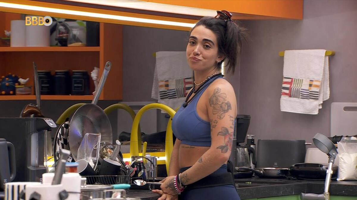 Giovanna faz caras e bocas na frente da pia do BBB 24