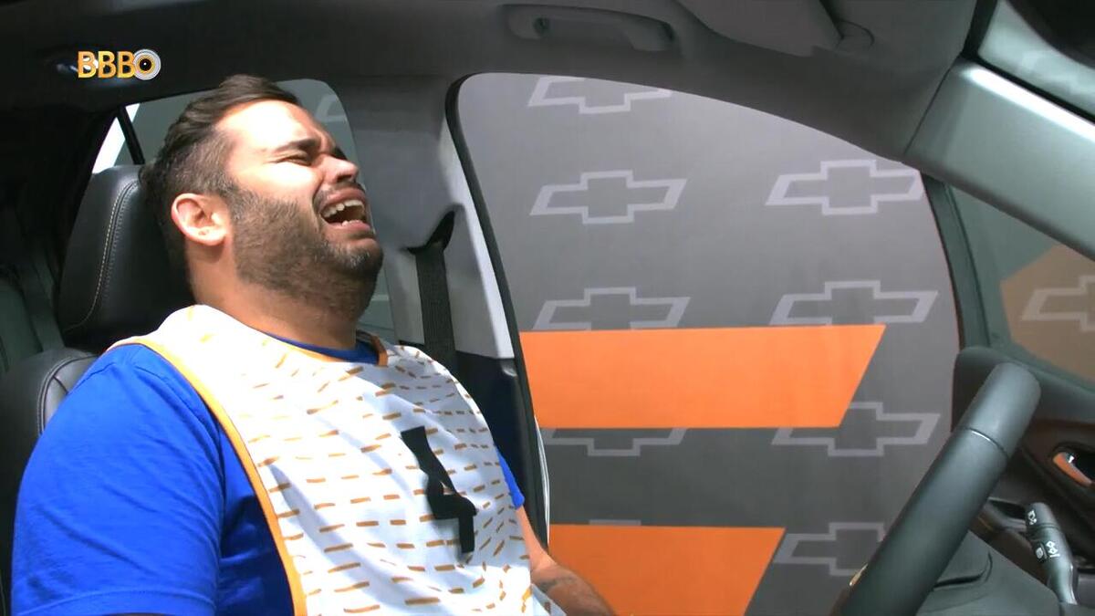 Michel chora dentro do carro da Chevrolet que ganhou na Prova do Anjo