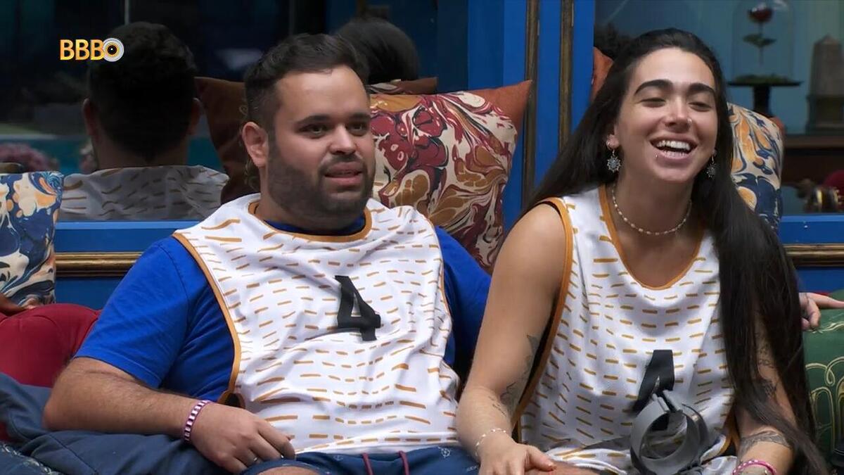 Giovanna e Michel sorridentes com o colete da Prova do Anjo 